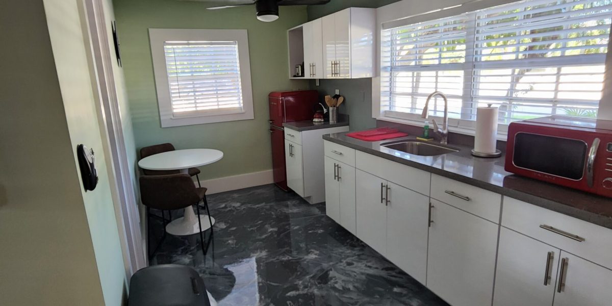 Small Efficiency room at Breezy Palms Resort
